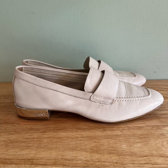 🌺HOST PICKx2🌺 DKNY Creamy White Loafers - Size 6 - Picture 3 of 12